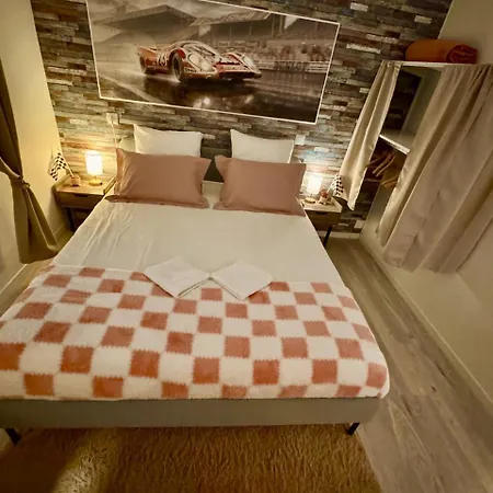 Casa vacanze 24h Legend - House 10 People With Private Terrace Le Mans