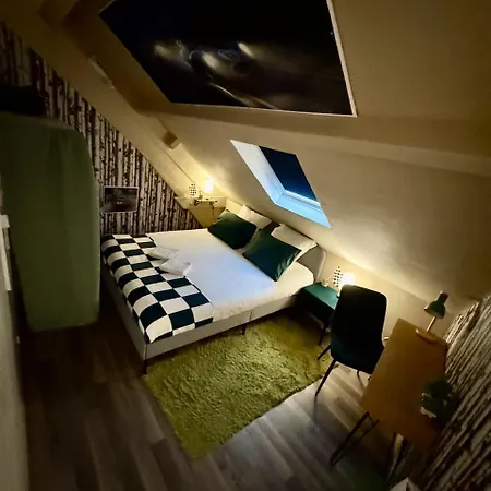 24h Legend - House 10 People With Private Terrace لو مان